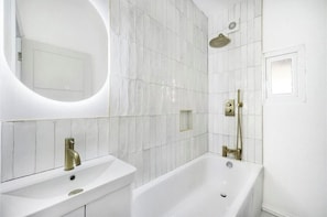 Serviettes fournies, savon, papier toilette