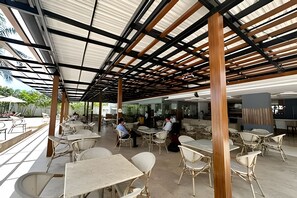 Outdoor dining - SONESTA (Cartagena)