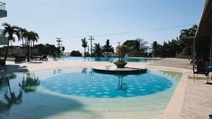 3 piscinas al aire libre
