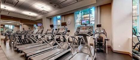 Et fitnesscenter med løbebånd, motionscykler og crosstrainere.