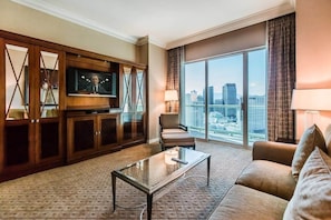 Suite, 1 chambre, balcon, vue sur la ville | Aire de séjour