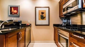 Phòng Suite, 1 phòng ngủ, ban công, quang cảnh thành phố | Bếp riêng | Tủ lạnh, lò vi sóng, bếp nấu, dụng cụ nấu nướng/bát dĩa/dao nĩa
