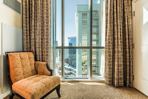 Suite, 1 chambre, balcon, vue sur la ville | Aire de séjour