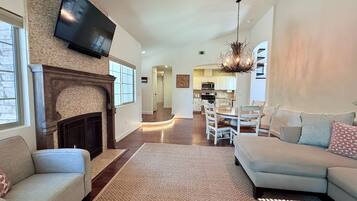 Rumah, Beberapa Tempat Tidur, patio, pemandangan kebun (Filbert Reserve) | Area keluarga | TV 40-inci dengan saluran TV digital