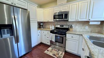 Rumah, Beberapa Tempat Tidur, patio, pemandangan kebun (Filbert Reserve) | Dapur pribadi | Lemari es, microwave, oven, dan kompor