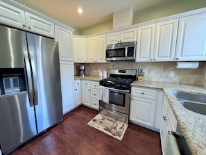 House, Multiple Beds, Patio, Garden View (Filbert Reserve) | Private kitchen | Fridge, microwave, oven, stovetop