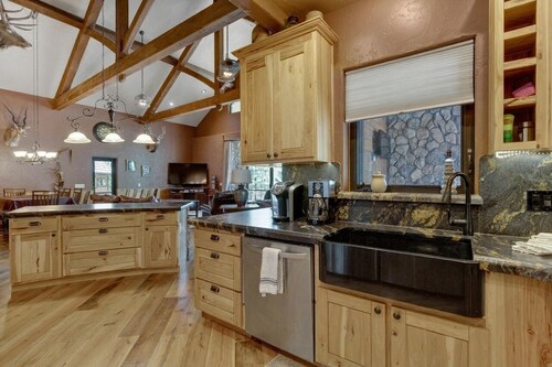 Luxury 7‑Bed Forest Lodge • 4.5 Acre Private Estate • Fireplaces & Views