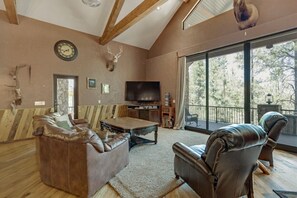 Una Smart TV, una chimenea, videojuegos, un reproductor de DVD