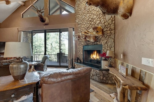 Sleeps 20+ • 7-Bed Forest Lodge 4.5-Acre Private Estate With Mountain Views!