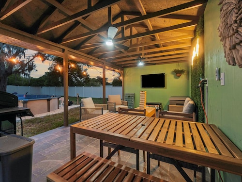 Green Modern Hideout Pool Sleeps 12