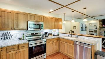 Réfrigérateur, four à micro-ondes, surface de cuisson, lave-vaisselle