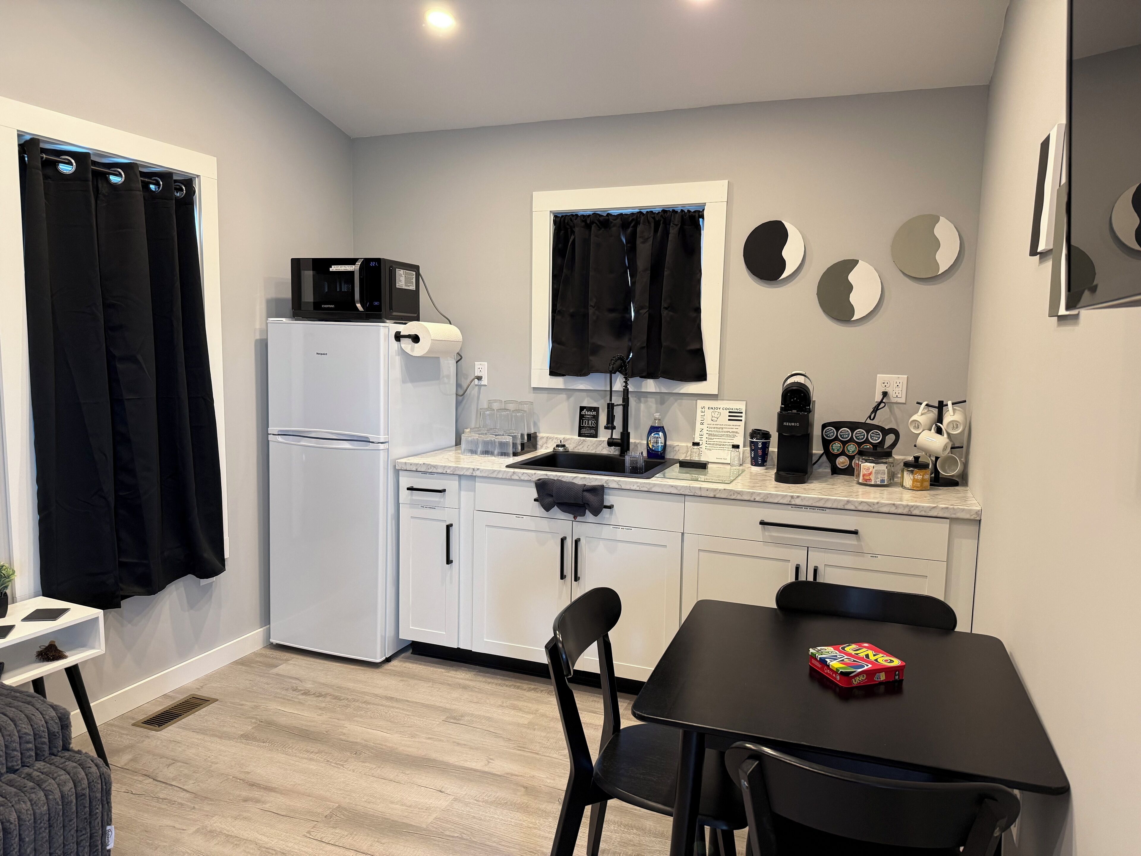 Réfrigérateur, micro-ondes, plaque de cuisson, cafetière/bouilloire