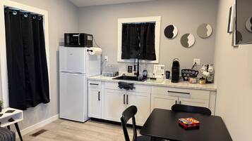 Réfrigérateur, micro-ondes, plaque de cuisson, cafetière/bouilloire