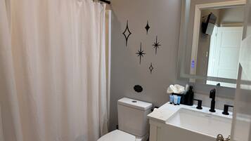 Secadora de cabello, toallas, jabón, shampoo