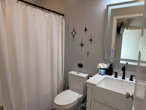 Secadora de cabello, toallas, jabón, shampoo 