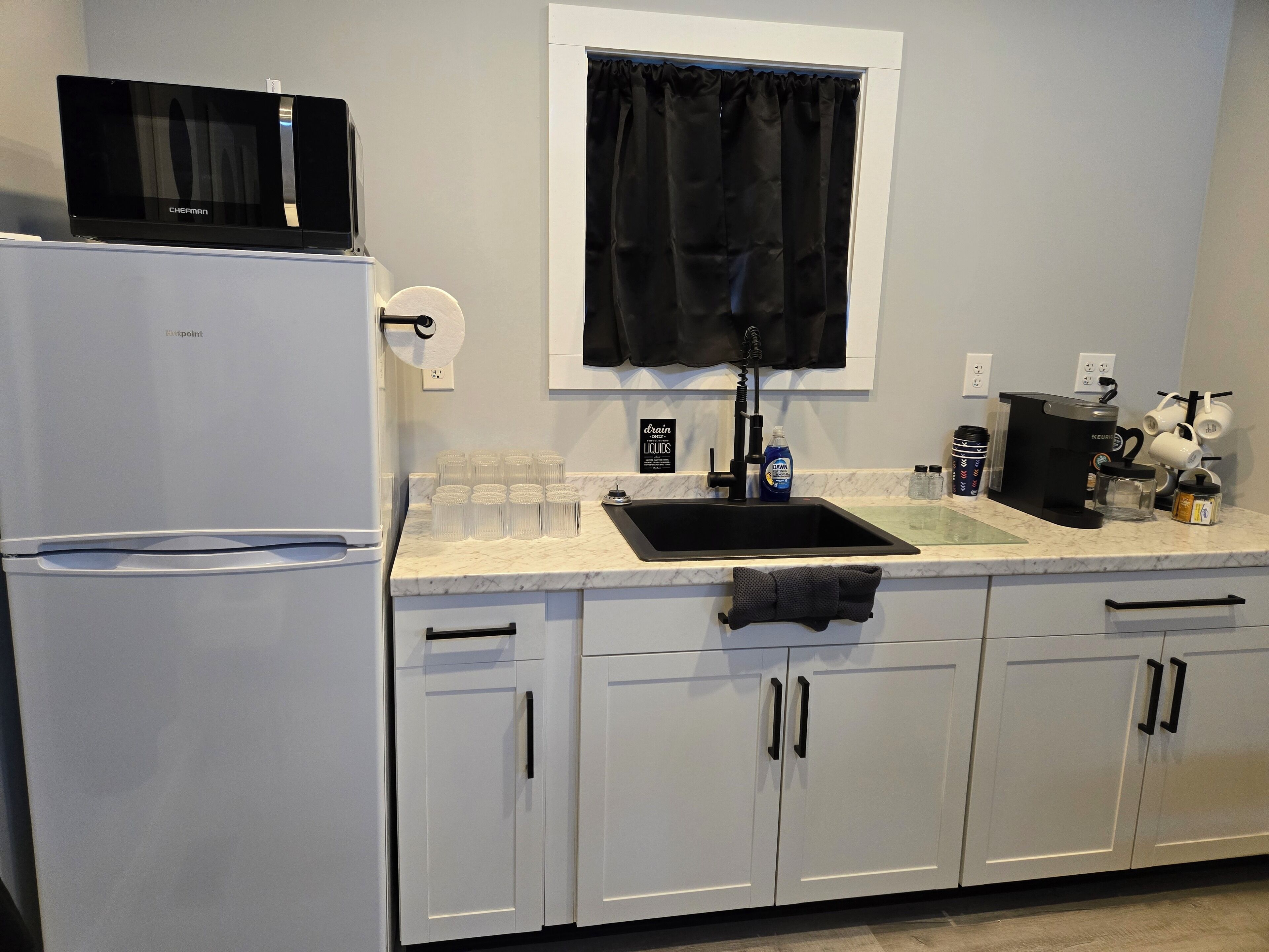 Réfrigérateur, micro-ondes, plaque de cuisson, cafetière/bouilloire