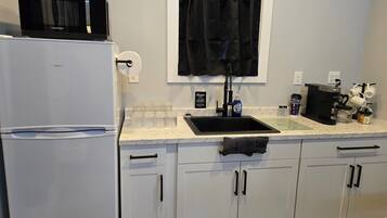 Réfrigérateur, micro-ondes, plaque de cuisson, cafetière/bouilloire