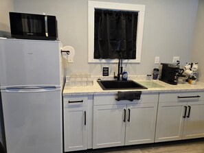 Kylskåp, mikrovågsugn, spishäll och kaffe- och tebryggare