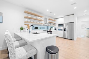 Kjøleskap, mikrobølgeovn, kokeplater og oppvaskmaskin