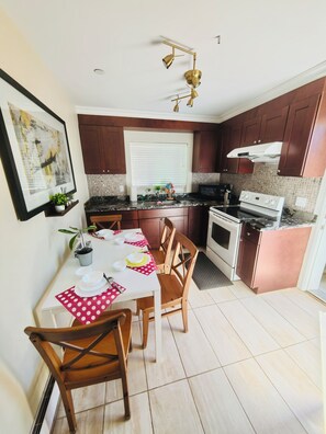 Micro-ondes, four, plaque de cuisson, serviettes en papier