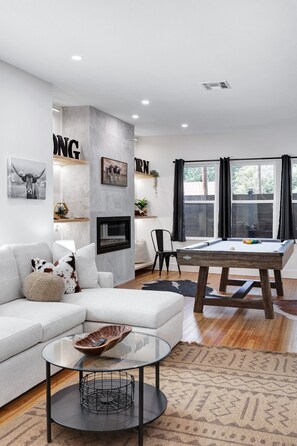 Smart TV, fireplace