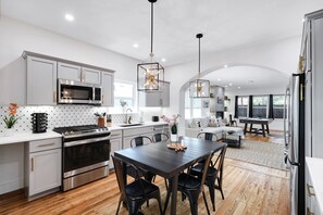 Fridge, microwave, oven, stovetop - Longhorn- A Birdy Vacation Rental (San Antonio)