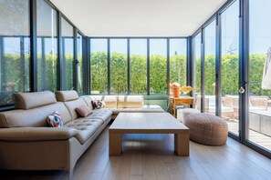 Fernseher, Kamin, Bücher, Stereoanlage