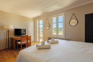 4 chambres, fer et planche à repasser, Wi-Fi, draps fournis