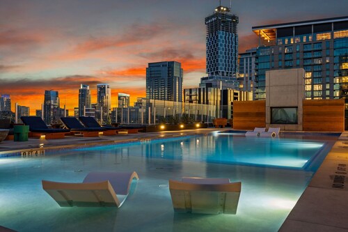 Luxury Lakeview 1BR | Walk to  Rainey | Pool | Gym | WFH