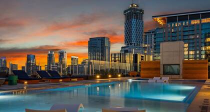 Luxury Lakeview 1BR | Walk to Rainey | Pool | Gym | WFH
