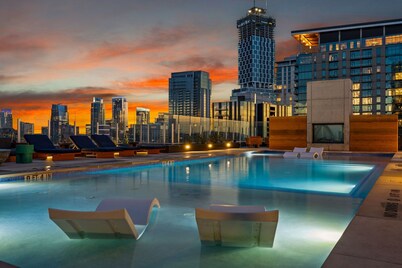 Luxury Lakeview 1BR | Walk to  Rainey | Pool | Gym | WFH