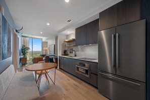 Réfrigérateur, four à micro-ondes, un four, surface de cuisson