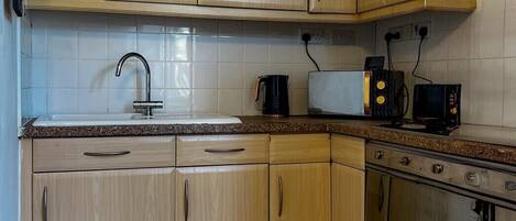 Kühlschrank, Mikrowelle, Ofen, Wasserkocher