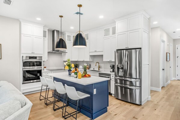 Frigorífico, microondas, horno y placa de cocina