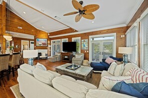 Een smart-tv, tafelvoetbal en een tafeltennistafel