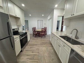 Private kitchen - Charming 3-bedroom house with community pool 55+ (Tamarac)