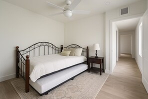 3 bedrooms, iron/ironing board, WiFi, bed sheets - Charming 3-bedroom house with community pool 55+ (Tamarac)