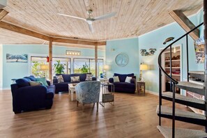 Smart TV, chimenea, videojuegos y libros