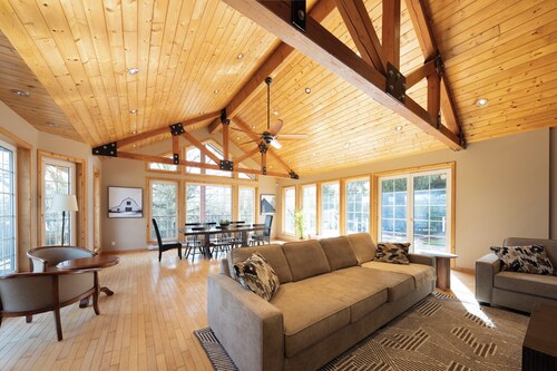 Luxury Farm House for Events/Pool/HotTub Sleeps 24