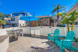 Outdoor dining - Steps to Bay & Beach | Rooftop Deck, Fire Pit, AC, Garage, Views (San Diego)