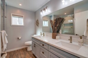 Shower, hair dryer, towels - Steps to Bay & Beach | Rooftop Deck, Fire Pit, AC, Garage, Views (San Diego)