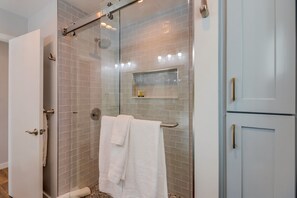 Shower, hair dryer, towels - Steps to Bay & Beach | Rooftop Deck, Fire Pit, AC, Garage, Views (San Diego)