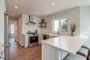 Geladeira, micro-ondas, fogão, cooktop