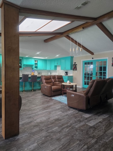 5BR/3BA Home – 2 Blocks from the Beach, Wheelchair Accessible