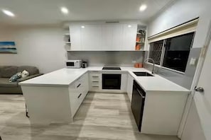 Micro-ondes, four, plaque de cuisson, lave-vaisselle