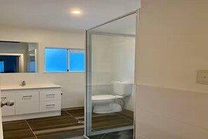 Suihku, hiustenkuivaaja, pyyhkeet, saippua