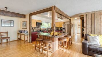 House (4 Bedrooms) | Interior