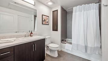 SĂšche-cheveux, serviettes fournies, savon, papier toilette