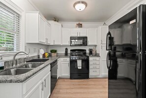 Micro-ondes, four, plaque de cuisson, lave-vaisselle