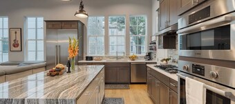 Town Lake Townhouse Hot Tub, Game Room & Skyline Views